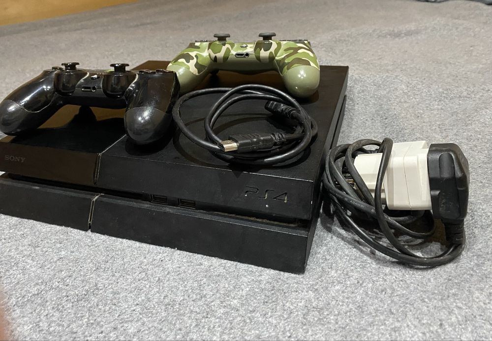 Ps4 com cabo de alimentaçao e hdmi e 2 comandos