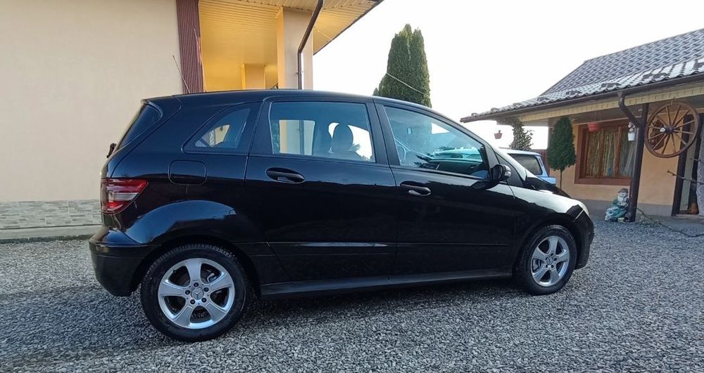 Mercedes-Benz 2.0 дизель/автомат / 2005 рік / зимова резина