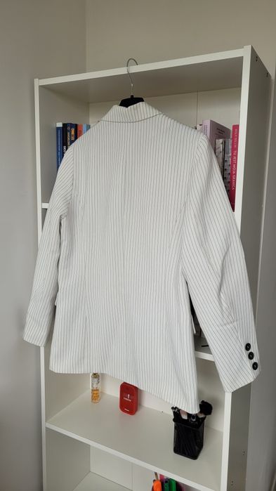 Marynarka biała w czarne paski zapinana na czarne guziki kieszenie