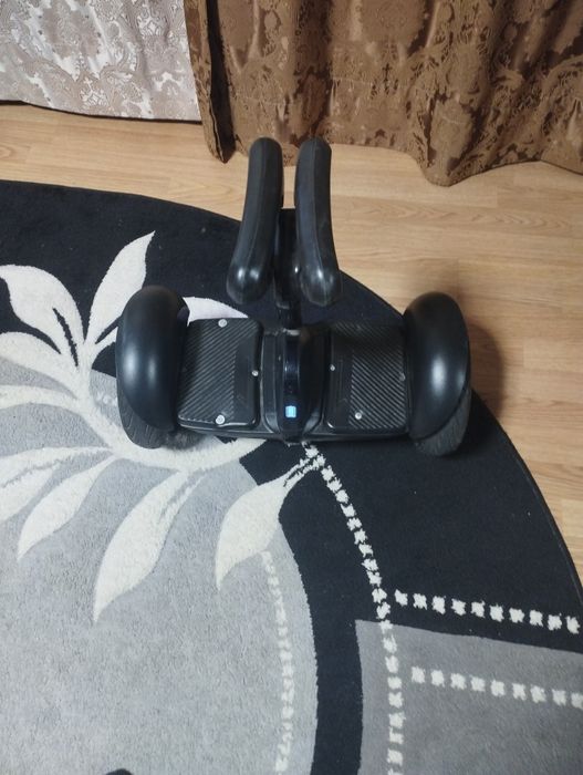 Гіроскутер з зарядним пристроєм в робочому стані