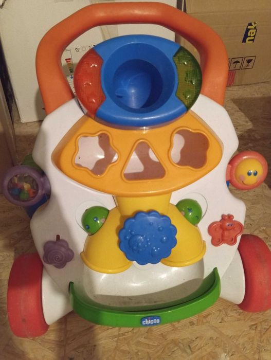 Chico pchacz do nauki chodzenia.