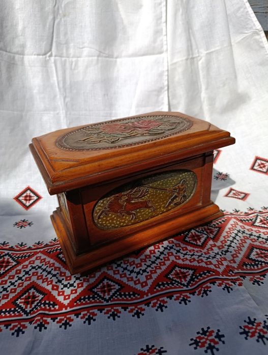 Дерев'яна вінтажна різьблена скринька, шкатулка