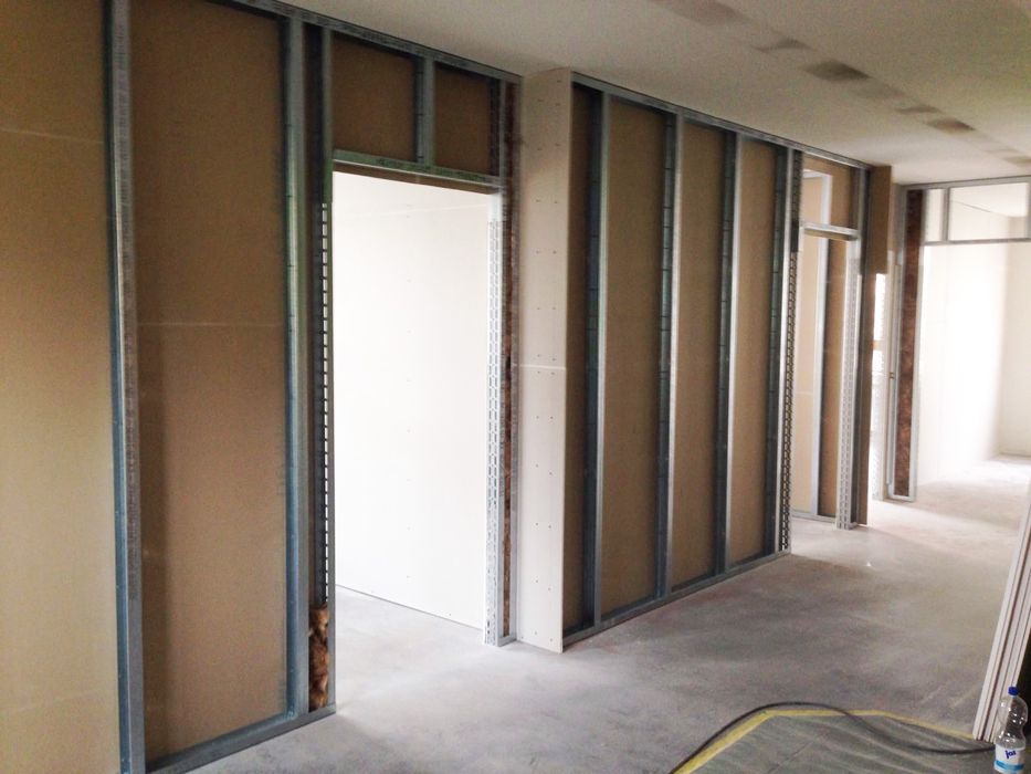 Serviços de pladur,  Remodelação e divisórias- Instalações de portas