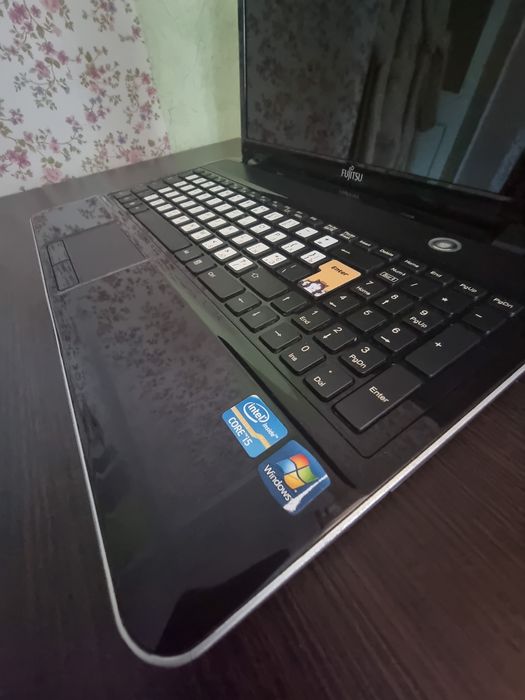Ноутбук Fujitsu LIFEBOOK AH531  i5