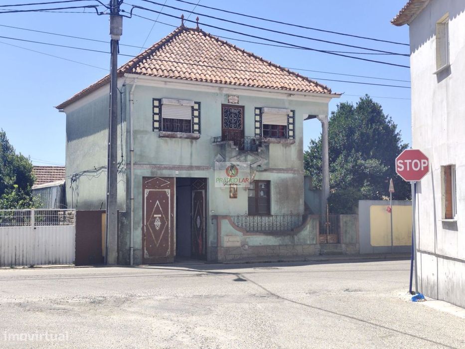 Moradia T4 em Ouca, para recuperar
