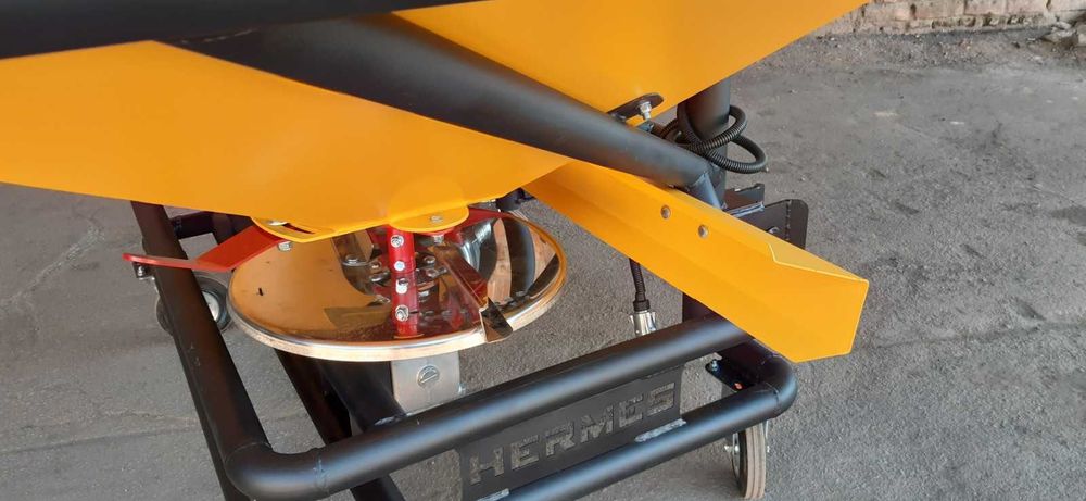 Розкидач добрив РУН-1100