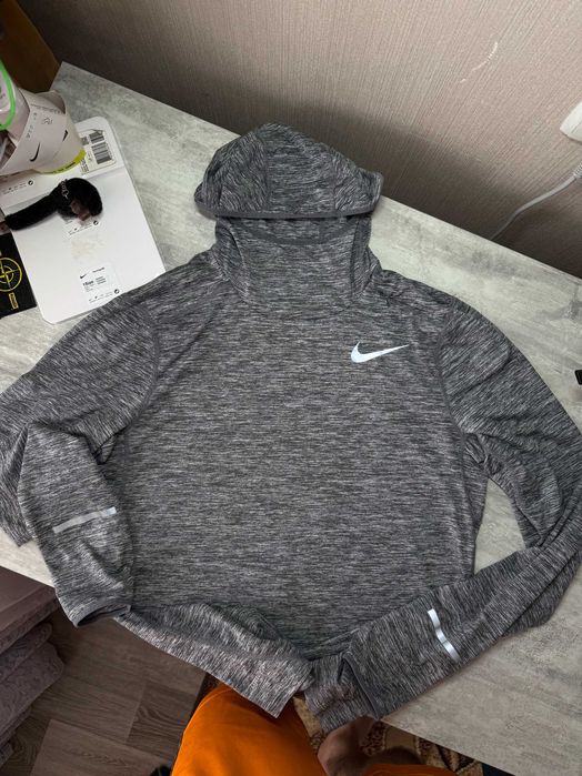 Спортивна кофта худі лонгслів nike running dri-fit з капюшоном сіра s-m
