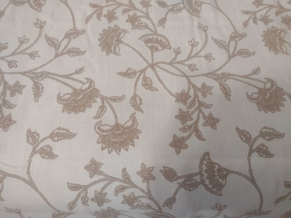 Narzuta kremowa w roślinne wzory