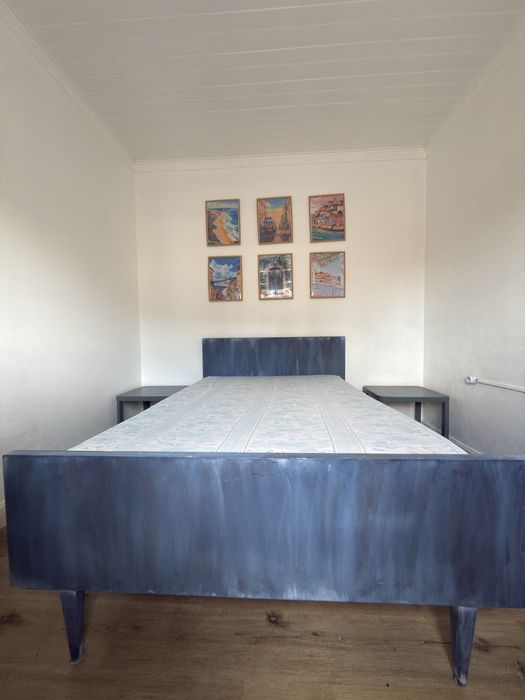 Cama casal pintada azul