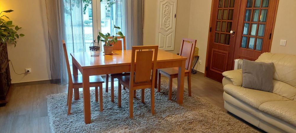 Mesa de sala com 4 cadeiras. Madeira. Muito Bom.