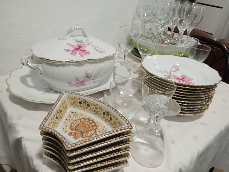 19 Taças  , 15 euros , 12 pratos
20 euros , 1 sopeira e travessa 
12 e