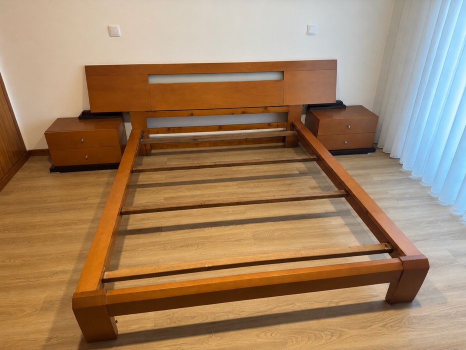 Mobilia de quarto casal em madeira de Cerejeira