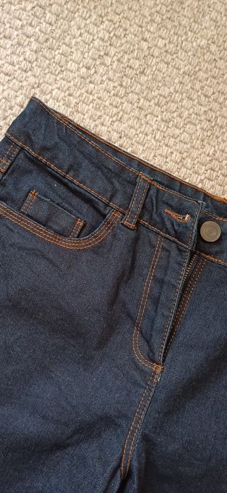 Джинси темно сині.