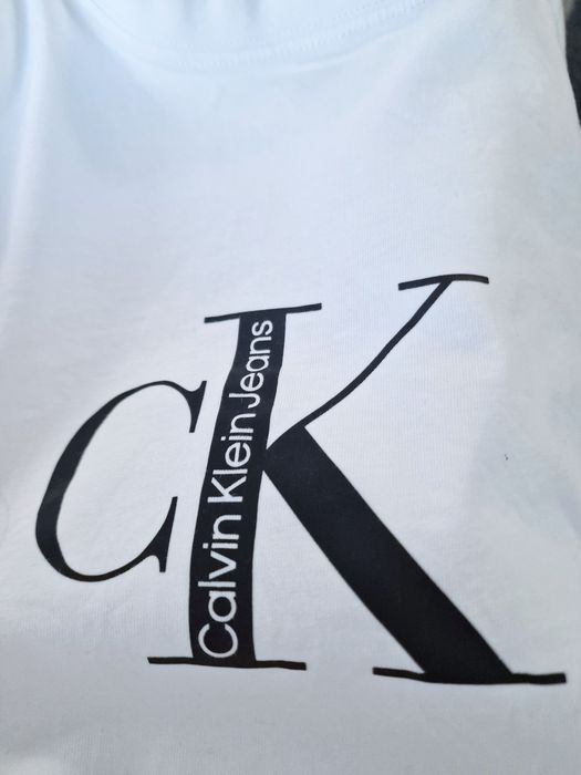 T- shirt bialy:Calvin Klein".