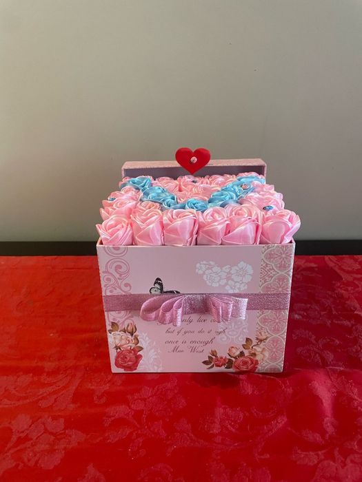 Arranjo de rosas de cetim