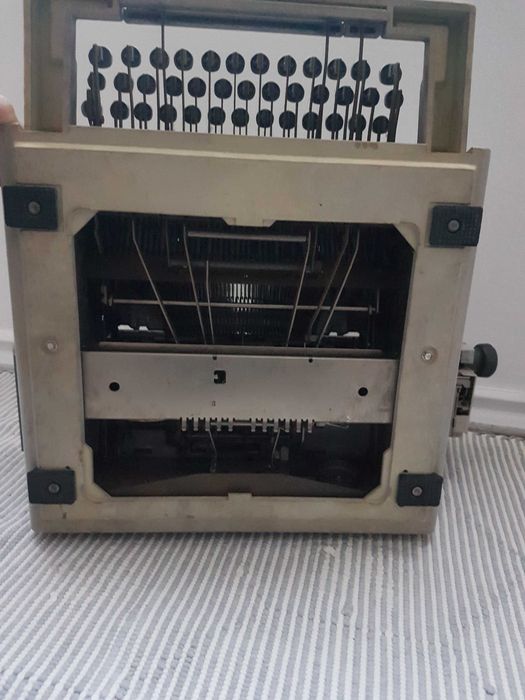 Máquina de escrever Olivetti LINEA 98