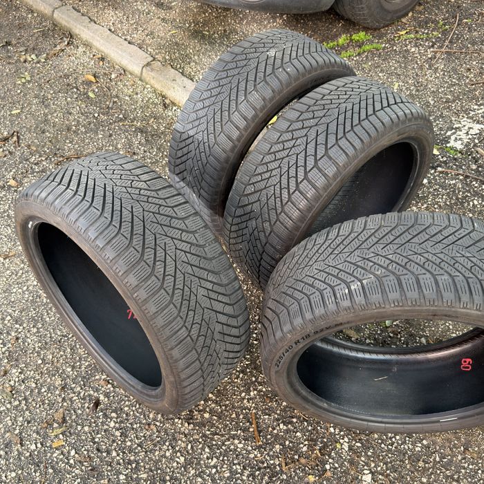 Peneus de inverno  225/40 R18