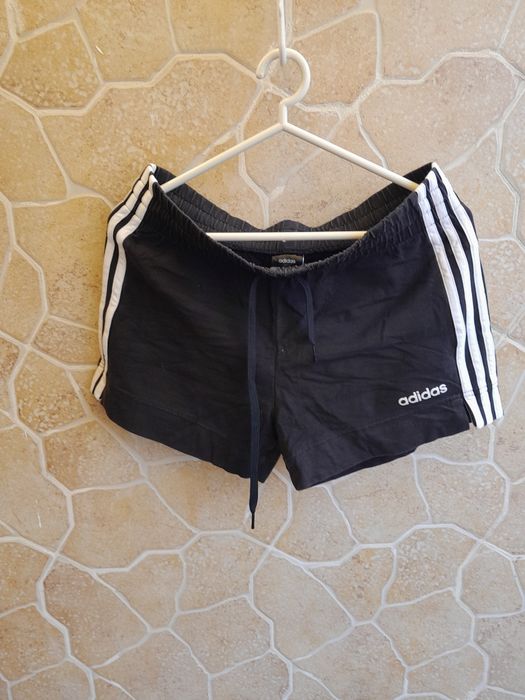 ROUPA variada em bom estado