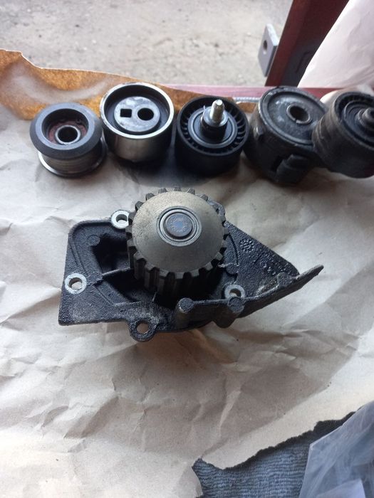 Помпа citroen berlingo 1,9