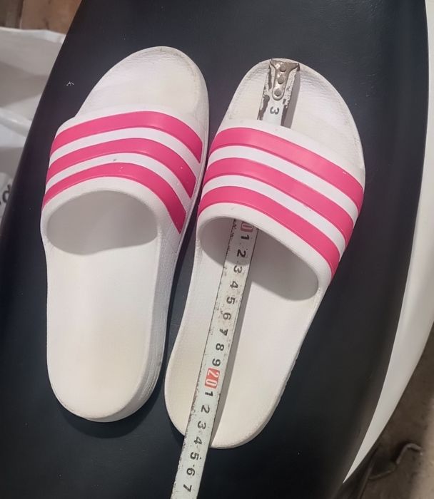 продам дитячи шлепкі Adidas originals