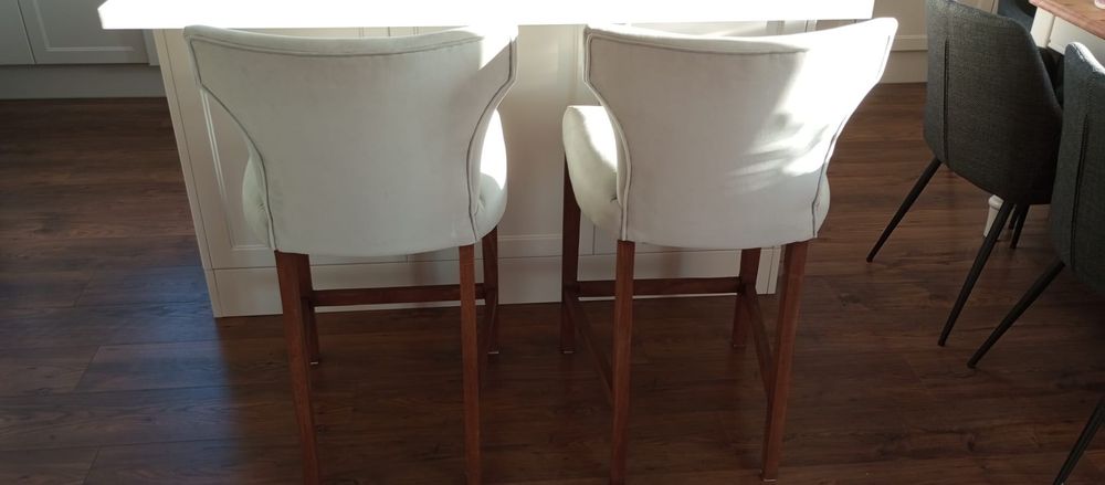 Krzesła wysokie typu hoker