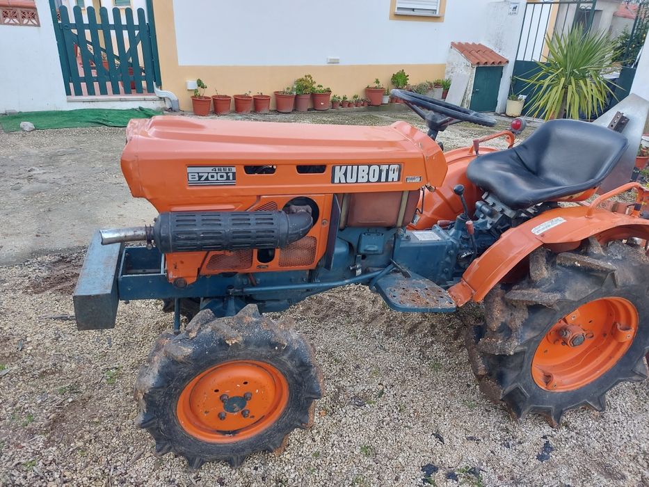 Kubota B7001 de 3 cilindros , 4x4, muito bom de motor.