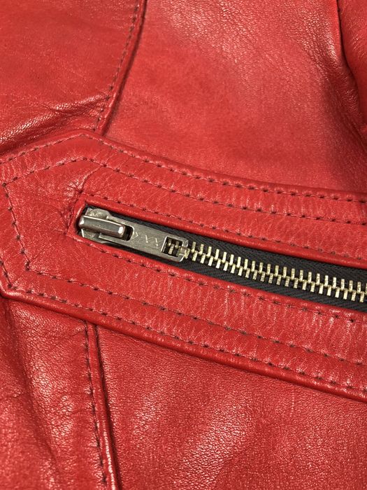 Czerwona damska skórzana kurtka motocyklówka z długim rękawem