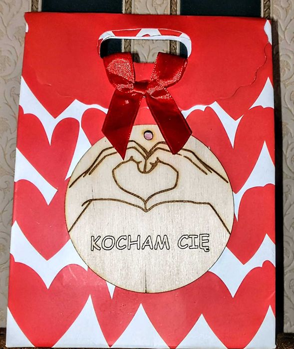 Serce ze złożonych dłoni zawieszka "Kocham Cię" DIY