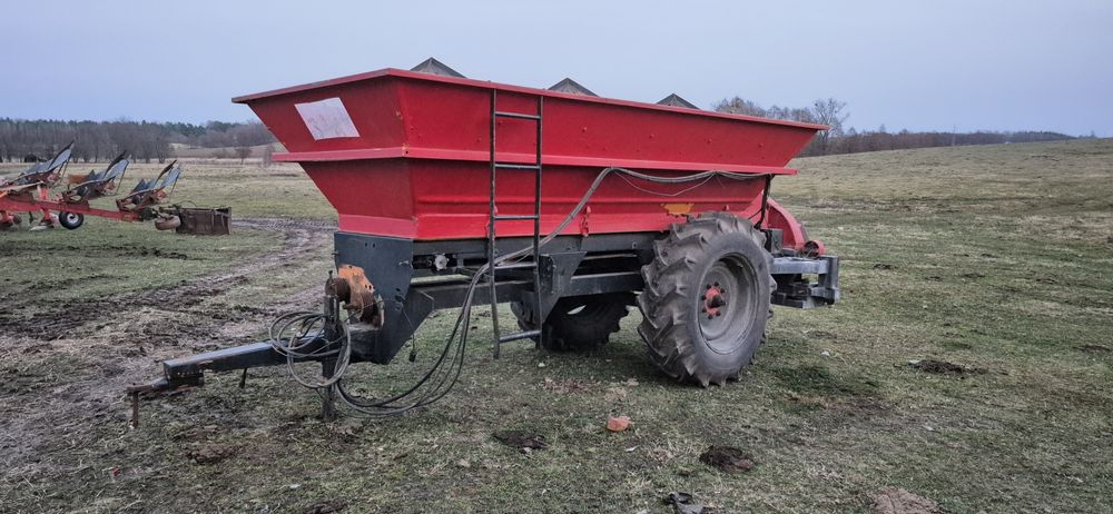 Rozsiewacz wapna lub nawozu taarup kverneland