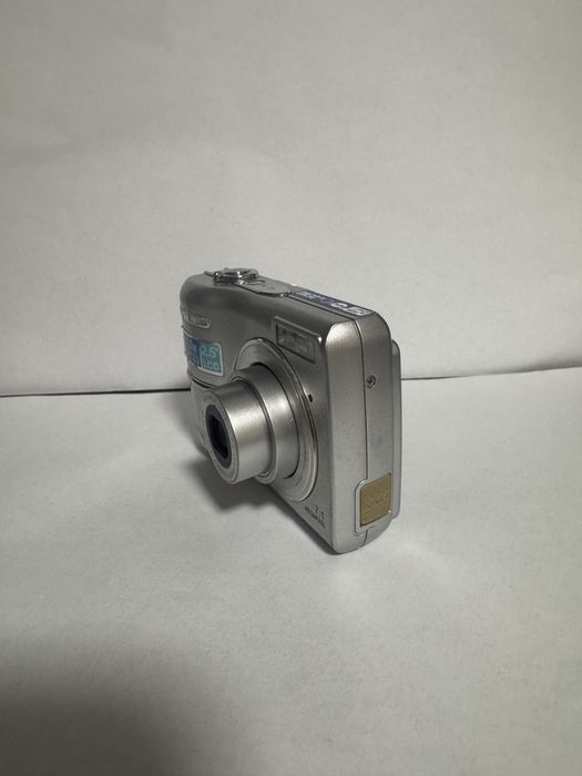 Цифровий фотоапарат Olympus FE-210 (повністю робочий)