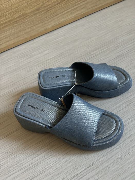 Niebieskie klapki na platformie