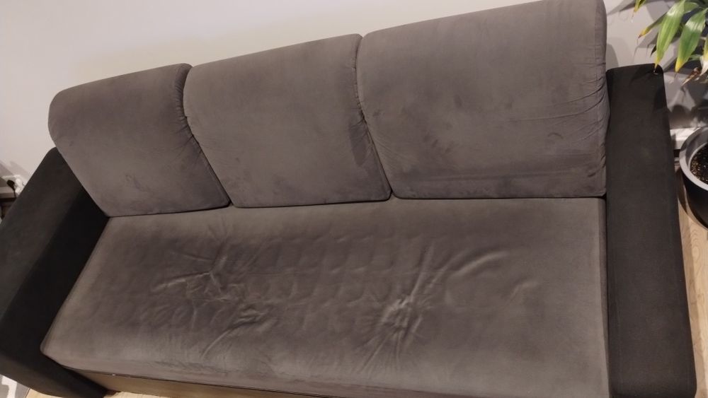 Oddam kanapę z dwiema pufami