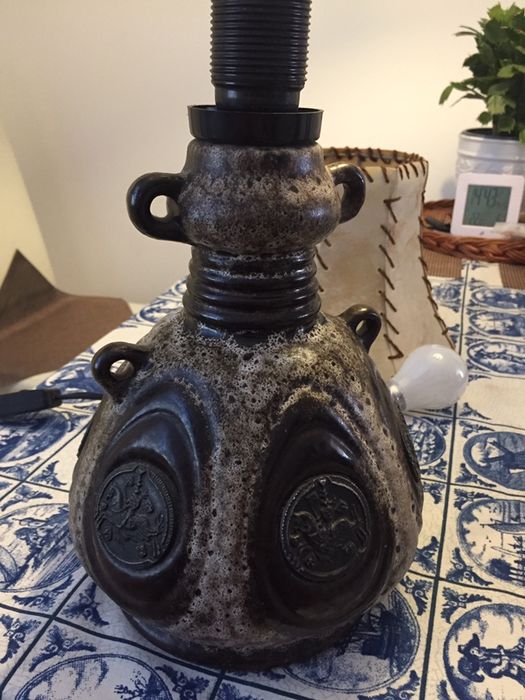 Lampa a’la butelka ze skórzanym kloszem