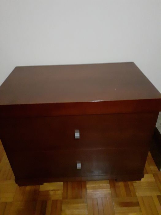 Cama e mesinha de cabeceira