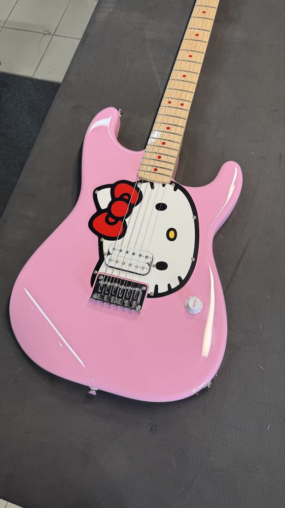 Fender Hello Kitty Stratocaster MIJフェンダー Fender x Hello Kitty」コラボレーションアイテムが限定で発売！