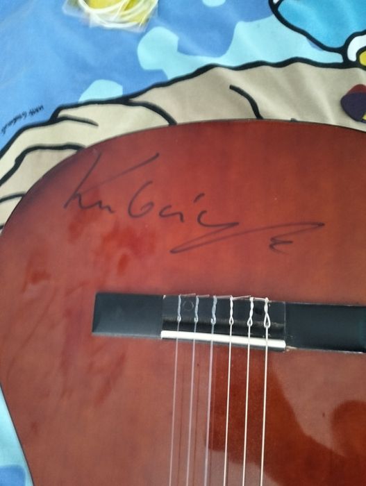 Sprzedam gitarę z podpisem kubańczyka