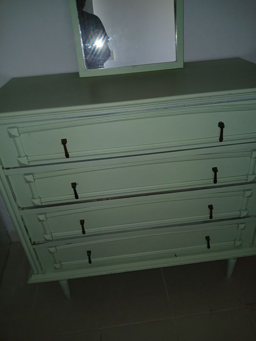Comoda e espelho verde