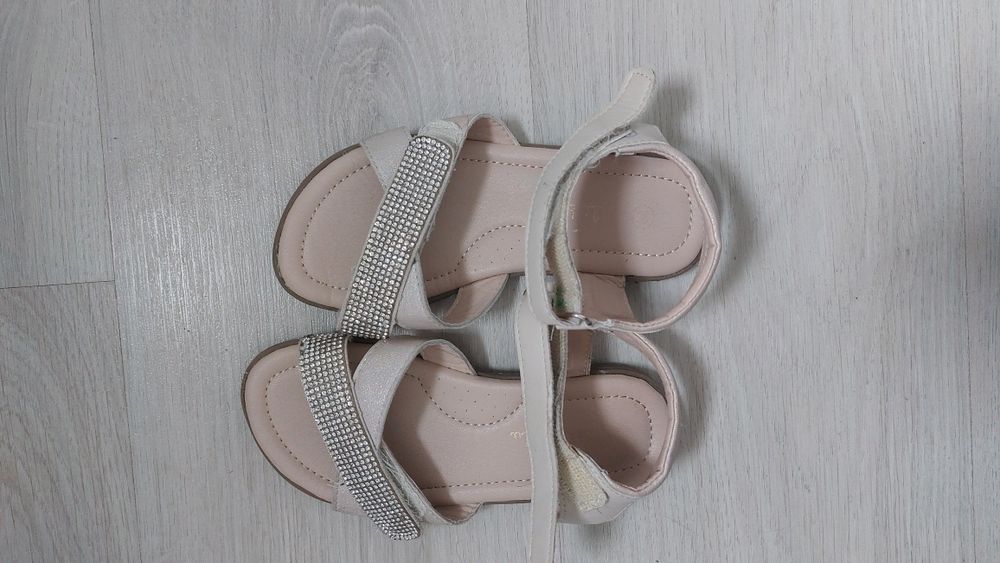 Sandałki beżowe złote