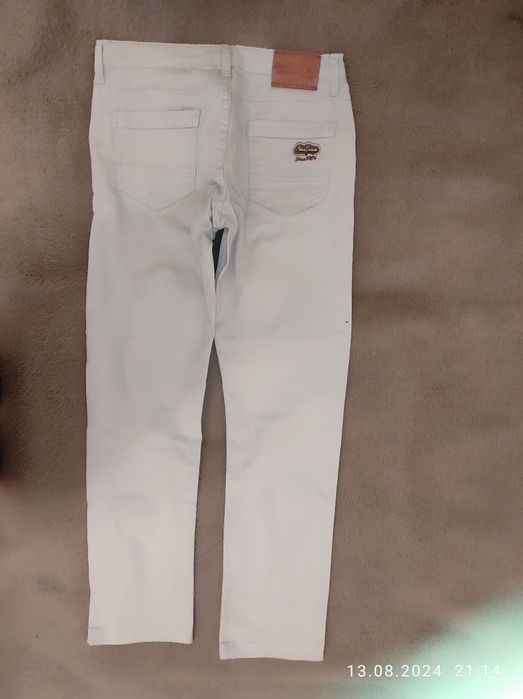 Штани і сорочка на хлопця.