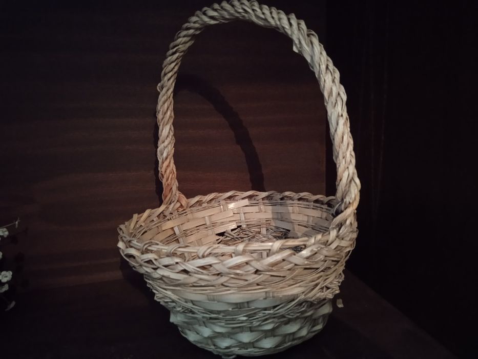 Cesto de palha com ramo de flores artificiais
