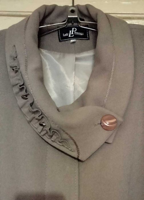 Женское пальто   . Кашемир. Цвет сиренево-бежевый. Размер 58-60.