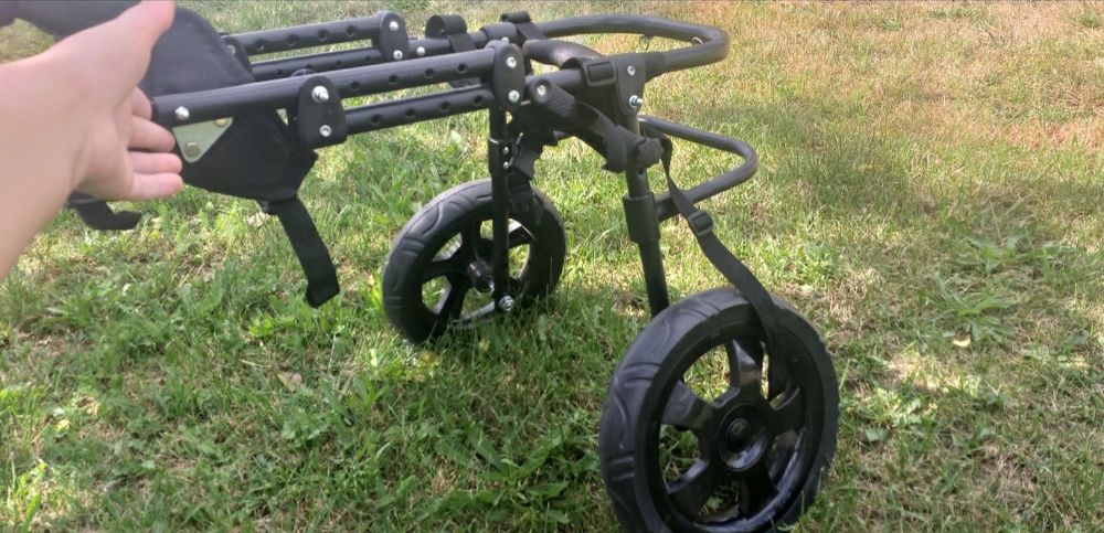 Wózek rehabilitacyjno-inwalidzki.