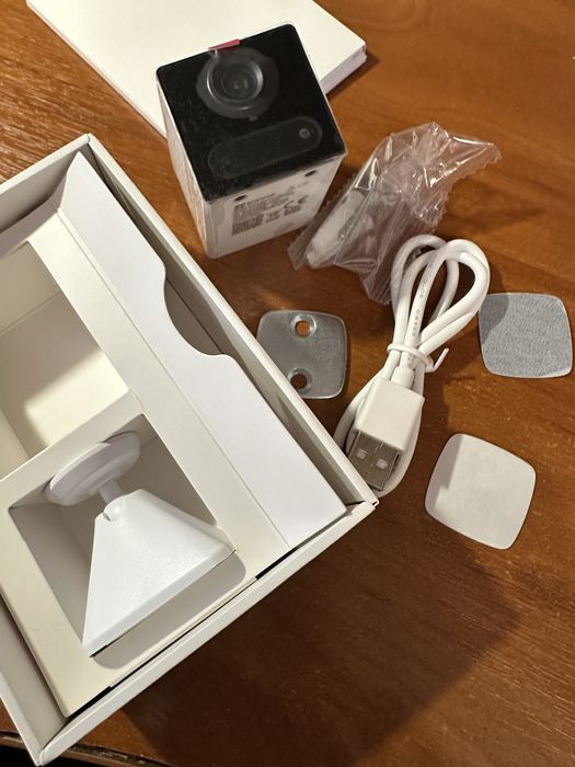 Беспровобная видеокамера с микрофоном. Ezviz