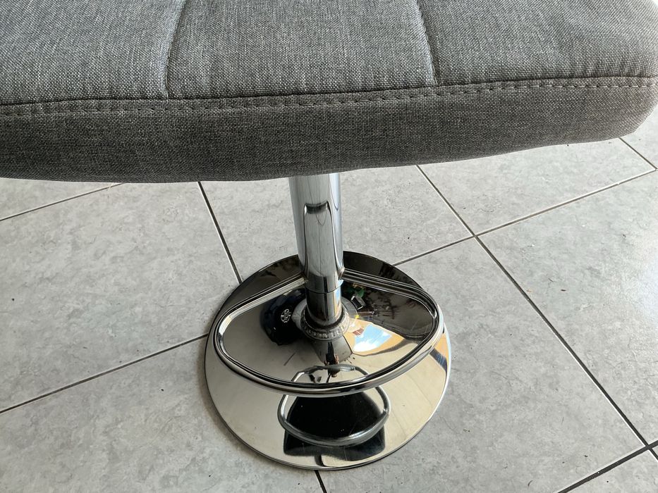 Cadeiras de bar com sistema elevatório