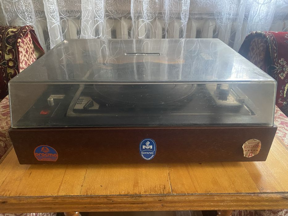 Продається та програвач у робочому стані. Є пластинки до п