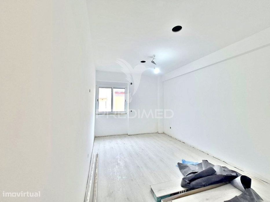 Apartamento T2 Totalmente Remodelado no Carregado