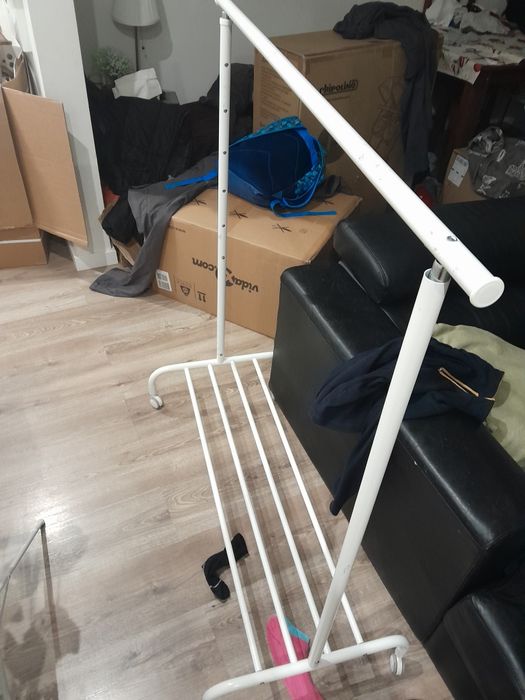 Cabideiro de roupa com rodas – 20€