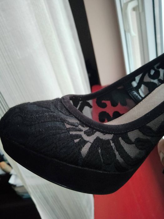 Buty szpilki wzór kwiatowy koronkowy