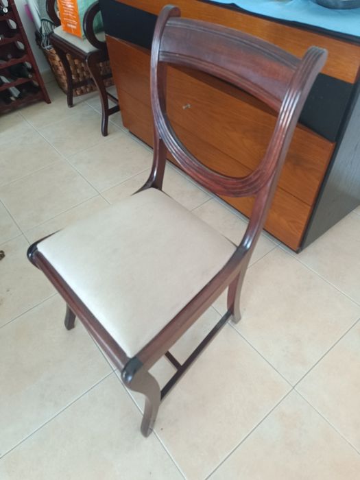 Mesa mogno com 8 cadeiras