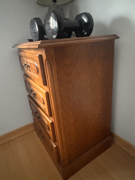 Mobilia de Quarto ( Cama ,Colchão ,estrado , cómoda , mesas cabeceira)